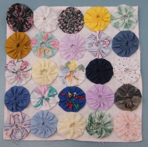 Imge of a Yo-Yo Quilts are made by sewing circles from scraps of fabric and piecing the circles together.